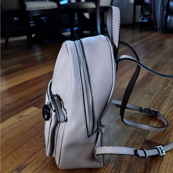 GUESS backpack - Picture 3 of 3